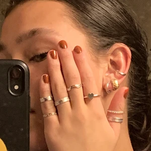 Silvriga ringar 18pack! - SÅLD!!                                            18st ringar för 100kr⚡️ trendiga och fint skick!🥰 de är tunna men man kan enkelt sätta ihop de nära om man vill att de ska se större ut:)!