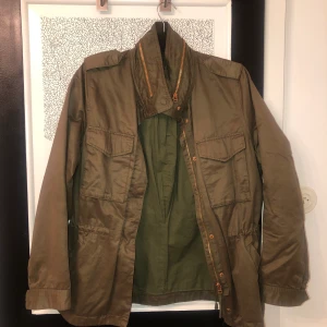 VårJacka från H&m strl 42 - Snygg vårjacka från H&m som är använt ganska så mycket men som är i bra skick. Nypris 400kr, mitt pris 50kr (eller högsta bud)+ eventuell frakt