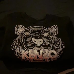 Svart kenzo tröja  - Säljer min superfina kenzo tröja som blivit för liten för mig. Den är i nyskick och nästan aldrig använd