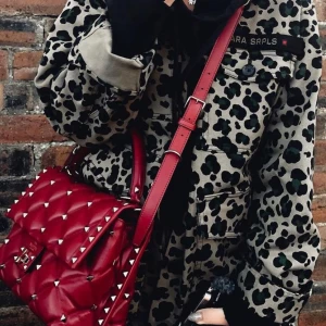 Jacka  - Jacka från Zara helt slutsåld sålde slut snabbt. Lånade bilder. Använd väldigt sällan är som ny. Storlek M funkar även som S beror lite på hur man vill att den sitter. 