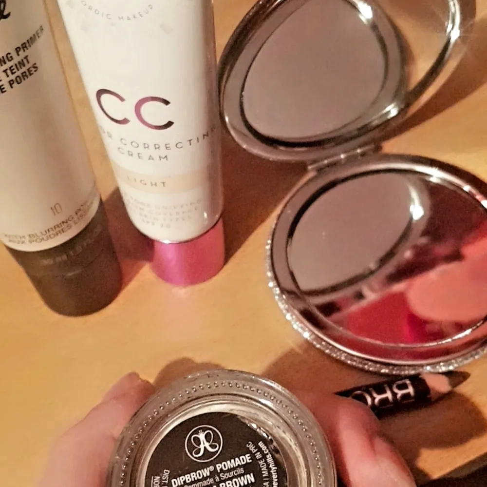 Lumene CC cream. Facestudioprime pore minimizing primer 👍🏼 And ofc Anastasia beverly hills dipbrow pomade 