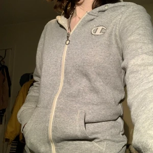 Grå Champion tjocktröja - 🚨ALLT PÅ MIN SIDA 30KR!!🚨 superfin och supermjuk! Är i perfekt skick. Köparen står för frakten 😽