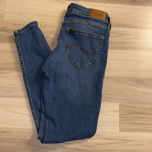 Lee jeans  - Ett par tighta jeans från Lee som nästa aldrig är använda