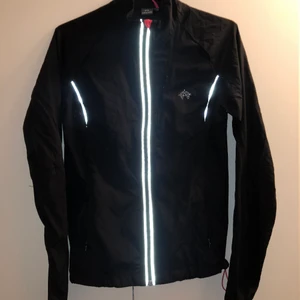 Tränings jacka - En svart träningsjacka i andvänd skick. 50 + frakt