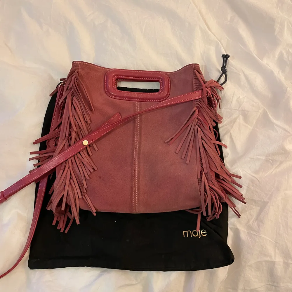 Säljer denna superfina väska från maje, den är i så fin rosa färg. Dustbag medföljer! Skriv för fler bilder och info❤️ nypris är ca 2500kr. Väskor.
