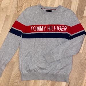 Tommy Hilfiger tunn sweatshirt - Använts ett antal gånger, bra skick. ⚠️OBS⚠️ inga ränder på baksidan!!!! Hittar inte ny priset men skulle gissa på 800-1000kr, säljer för 300 (pris kan diskuteras. Skriv om ni vill ha bilder på. 