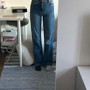 Blåa zara jeans i modellen 90’s full length. Sparsamt använda! Jag är 172 och de går ungefär till hälen på mig men de går att klippa kortare om man vill💞 Köpte betalar fraktkostnad!