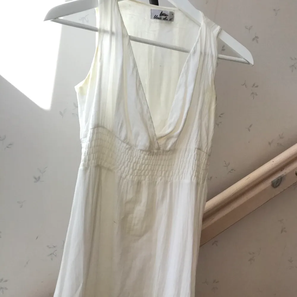 Drömmigt vacker vit vintage långklänning av franska blanc du nil, säljer då jag har två nästan likadana 💜. Klänningar.