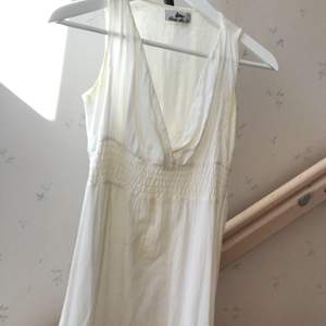 Drömmigt vacker vit vintage långklänning av franska blanc du nil, säljer då jag har två nästan likadana 💜