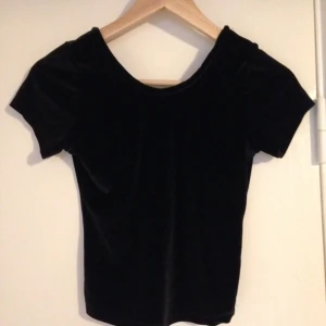  - Topp/magtröja i sammet från Brandy Melville. Låg i ryggen. Bra skick och jätte fin på. Passar som en small. 