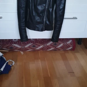 Jacka  - Nyfiken.Passar XXS- _s .Finns fler bilder och bud I kommenterna inclusive frakt 