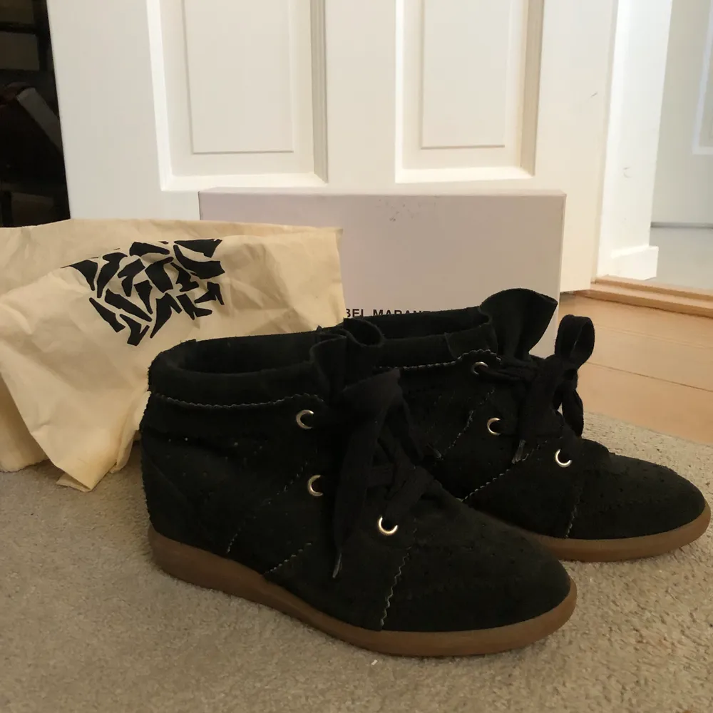 Så fina svarta Isabel Marant sneakers med kilklack i storlek 39. Använda fåtal gånger, ca och i jättebra skick. Dustbag och låda ingår<3  Nypris är 4 495 kr, köpta på My Theresa . Skor.