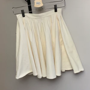 Vit veckad kjol - Vit veckad kjol jag köpt second hand. Var för stor i midjan därför säljer jag den, men annars inga fel på den. Delar på frakt.