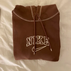 Brun hoodie🤎 - BUDGIVNING SLUTAR IKVÄLL 20.00Brun hoodie som jag målat en NIKE logga på🤎 tröjan är köpt på hm och jag har färgat och målat den själv. Något fläckig på baksidan, pågrund av att jag färgat den själv, inget man tänker på direkt. Buda i kommentarerna🤎