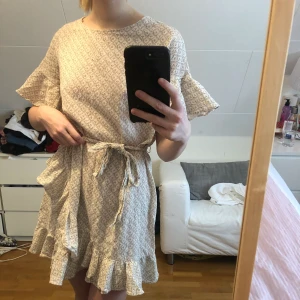 Klänning - Söt klänning med volanger!!!