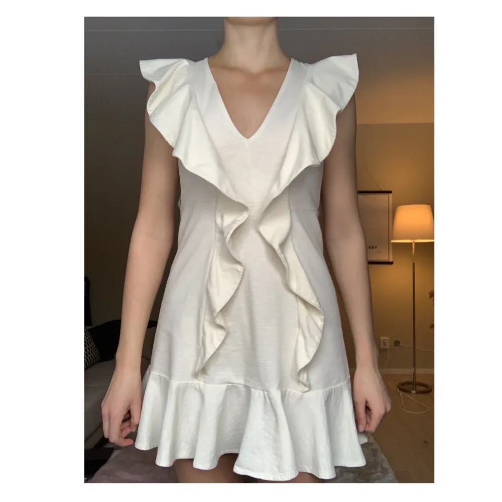 Vit klänning med volanger från H&M, öppen rygg, storlek 36, en riktig sommardröm!. Klänningar.
