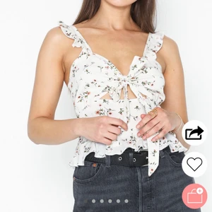 Sommar topp - Jätte söt sommar topp som jag tyvär inte har haft användning för. Köpt för 249kr förra året! Storlek 34 och aldrig använd, prislappen är kvar!:) skriv för mer bilder!