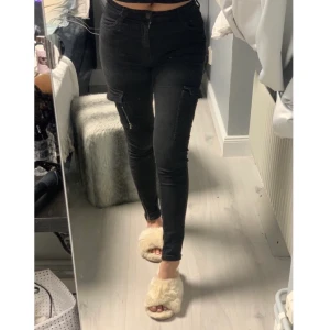 Svart Cargo byxa - Svart cargo byxa från Pull & Bear. Mid-high midja. 