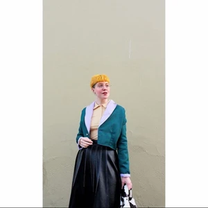 Kavaj  - Egensydd kavaj med ljuslila foder. Knappar på ärmarna och en knapp framtill