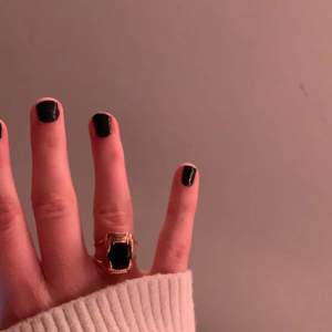 Söker ”Gargoyle ring” i guld med svart eller rosa sten i storleken 17 eller 18 mm att byta mot ”Jaw Stone Ring” i svart sten storlek 17 mm (mitt ringfinger). Ringarna kostar egentligen lika mycket men kan betala mer för bytet.
