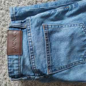 Mom Jeans MONKI -  Gråa Mom Jeans från MONKI, strl 24 (jag skulle även säga att dem passar xxs) Var ett tag sedan jag köpte och är använda ett litet tag ca ett halvår!  OBS!! Köparen står för frakten och Priset på byxorna kan diskuteras!! Vid fler bilder kontakta!🥰 