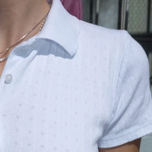 rare deadstock brandy melville button up - deadstock rare brandy melville pointelle caroline button up top! säljs ej längre. världens sötaste tröja i perfekt skick, kan andvändas som den är eller undertröja. köpt för runt 350kr ink frakt. passar xs-s frakt kostar 45kr buda gärna (rimligt) ♡ 