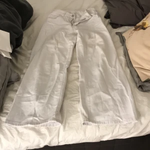 Vita raka jeans från SHEIN  - Passar s och m och sitter supersnyggt på