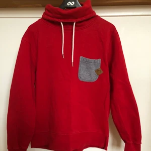 Denim hoodie polo - En Denim tröja från JACK & JONES med en polokrage och snören. Den är köpt second hand för ett par år sedan men är i väldigt bra skick. Pris när den köptes second hand: 250 kr