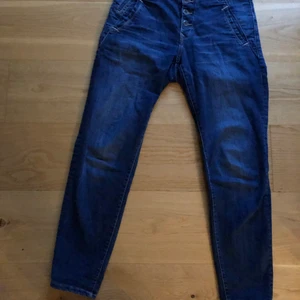 Lindex Maia Jeans - Väl använda jeans jag köpte för något år sedan. De är i perfekt skick och jag säljer dem för att de inte kommer till användning längre. Orginalpris 400 kr. 