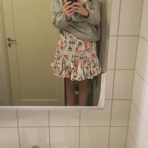 Blommig kjol  - En super söt blommig kjol! Passar inte min stil längre så jag vill bli av med den! Buda i komentarsfältet!