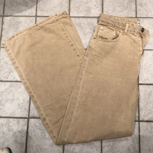 Raka jeans ifrån ginatricot  - Säljer mina fina raka beiga jeans ifrån gina pga att de är för små💕 Jättefina i passformen raka hela vägen! 