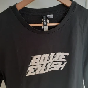 Billie Eilish tröja - Köpt från HM o är i jättebra skick. Säljer då jag tyvärr inte använder den. Den är i storlek M men är väldigt oversized.