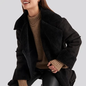 NA-KD pilotjacka med fake päls - En helt oanvänd jacka, prislapp och allt kvar,  superfin men som inte satt så som jag tänkt mig! Det är en utgående kollektion (därav dåliga bilder). Den är värd ca 800kr! 