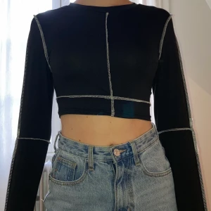 snygg tröja! - croppad svart longsleeve med vita kontraster! aldrig använd! bra skick💗🖤