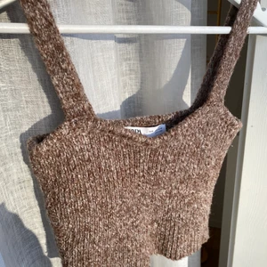 Stickad Zara topp - Så fin topp från Zara, köpt i somras. Slutsåld! Säljer endast vid bra bud. (Mina egna bilder!) Buda från 150kr🤎 