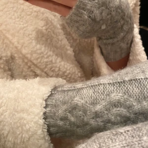 Handledsvärmre  - Gråa handledsvärmare ifrån HM med flätade stickningar aldrig använda. Köparen står för frakten📦🚚