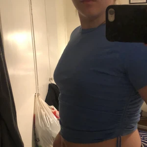 Blå topp från Zara - En blå tröja med knytning i sidan från Zara. Frakt 49kr ellet mötas i Malmö/Lund.