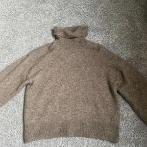 Stickad  - Säljer denna stickade tröja från hm då den är för liten !