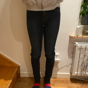 Weekday storlek w 25 L 32  - Jättefina jeans i storlek 25/32 pris 175kr (exklusive frakt) skriv om du är intresserad!!!
