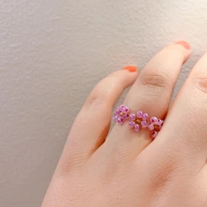 Pärlad ring med blommor - Ring med blommor gjord med glaspärlor och en tunn guldig ståltråd. Finns som liten eller stor för att passa alla. Frakt inkluderat i priset💞