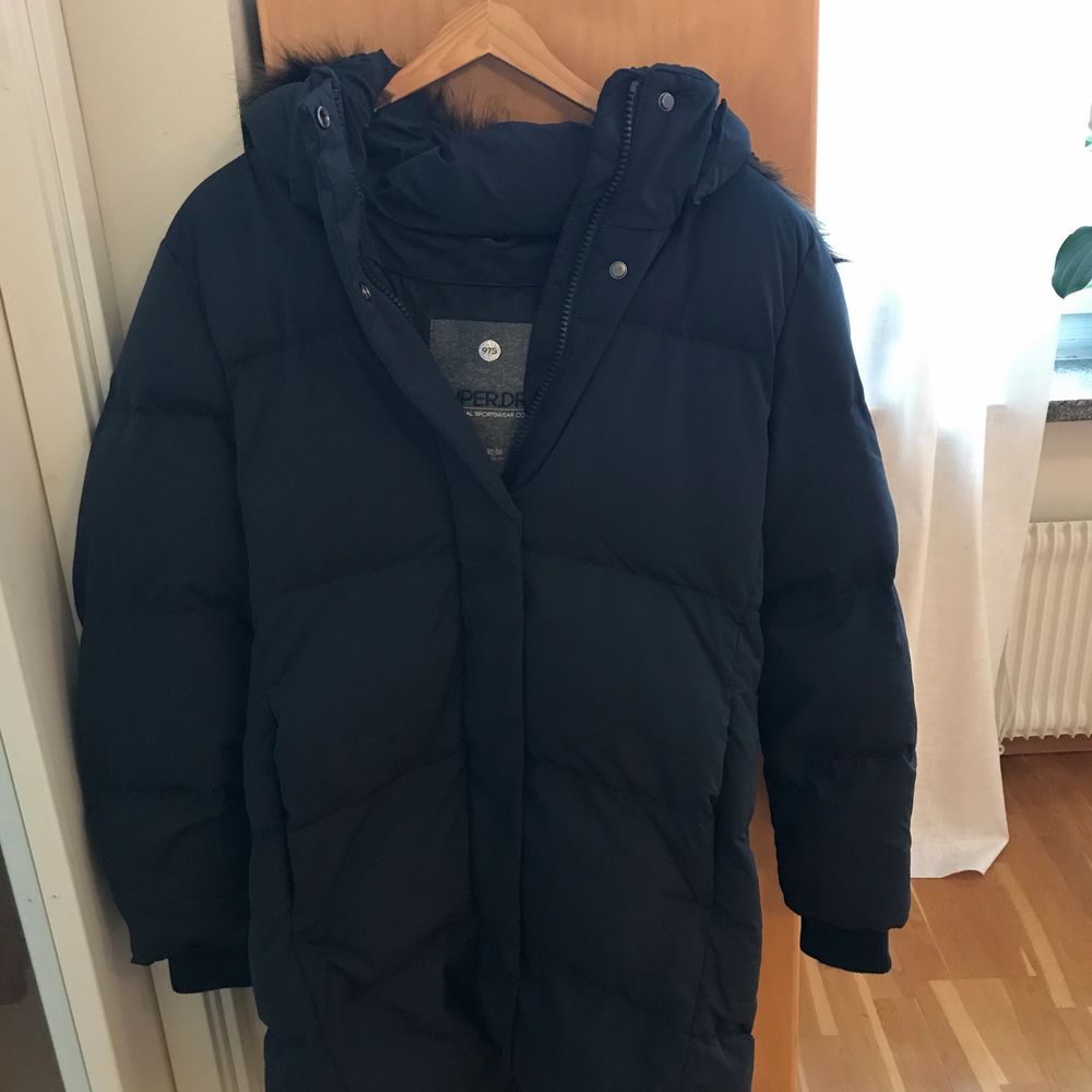 Säljer denna superdry jacka helt oanvänd. Färgen är väldigt mörk blå. Väldigt varm o bra vinter jacka. (Nypris ca. 1899 kr) De är små i storlek. Storleken är XL MEN den passar som en M lite oversize/L!! Gratis frakt eller möts upp i Stockholm/Farsta.. Jackor.