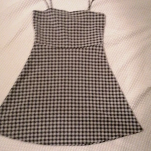 🌺Fin sommar klänning från hm🌺 - Säljer min jättefina sommarkläning i storlek 38 då den är lite kort och liten på mig🌺 fint skick. Frakt ingåt inte i priset men kan även mötas i kalmar🥰