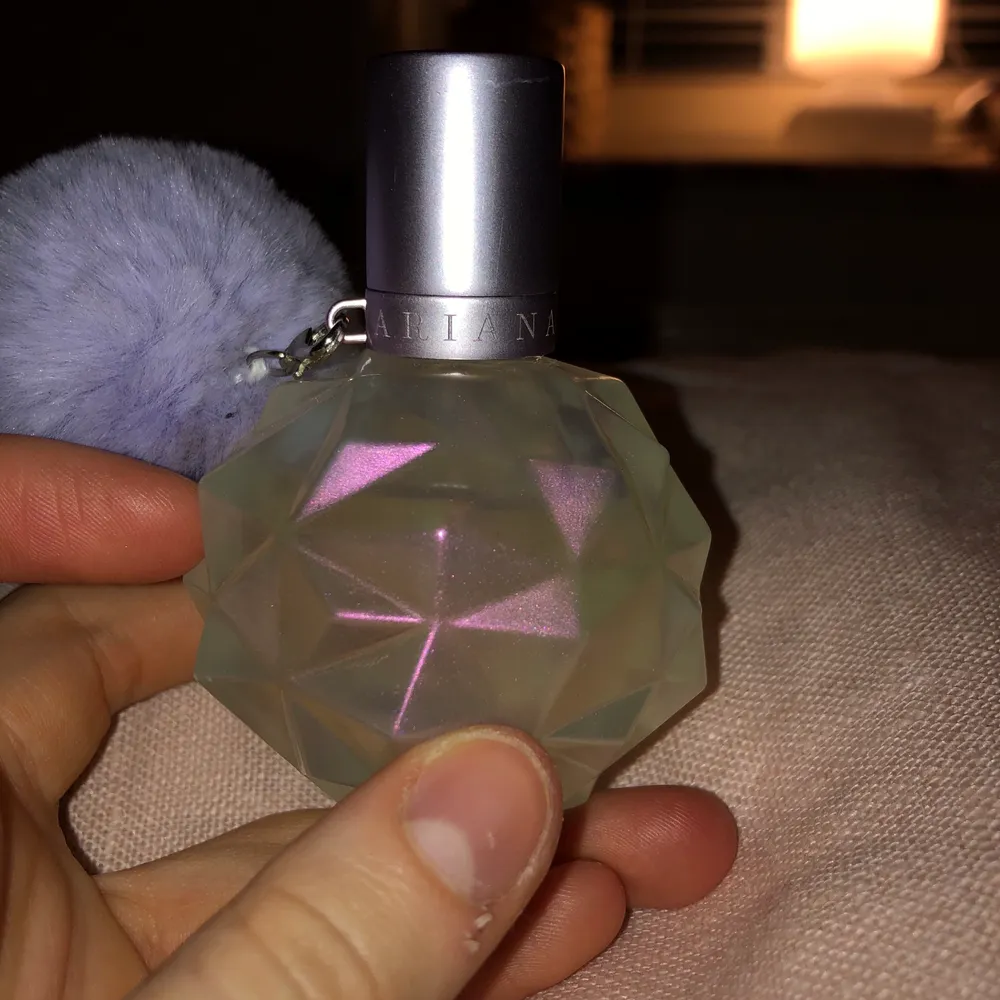 Supergod parfym från Ariana Grande som aldrig kommer till användning. Ca 80-85% kvar och flaskan är hel och fin. Originalpris ca 350💜🦄. Accessoarer.
