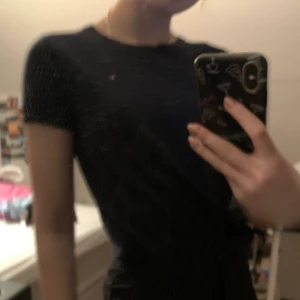 Tommy Hilfiger t-shirt - Mörkblå t-shirt från Tommy Hilfiger. Säljer pga mitt ex har en likadan! Är i bra skick