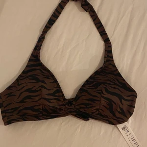 Brun bikini överdel  - Världens sötaste bikiniöverdel som tyvärr är lite liten för mig. Den är storlek 42, så skulle säga att den sitter som en M ungefär, då den är justerbar så passar den dock både större och mindre. Den är helt ny och prislappen sitter kvar🤍🤎