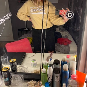 Gina tricot  - En tröja jag köpte i sommars som jag använde då, men nu så kommer den inte till användning längre hemma hos mig. Den har en liten fläck men den syns typ bara i en vinkel.