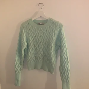 Stickad tröja från Zara - Jättefin turkos stickad tröja från Zara, passar så fint till ett par gråa jeans. Så skönt och inte alls kliigt material. Använd bara ett fåtal gånger. Väldigt fint skick. Buda eller köp direkt för 250