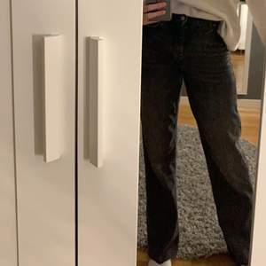 Sjukt snygga jeans från zara! Avklippta för att passa mig som är 178. Medelmidjade. Sjukt snygga men har liknande så dessa kommer inte till använding!❣️ storlek 34