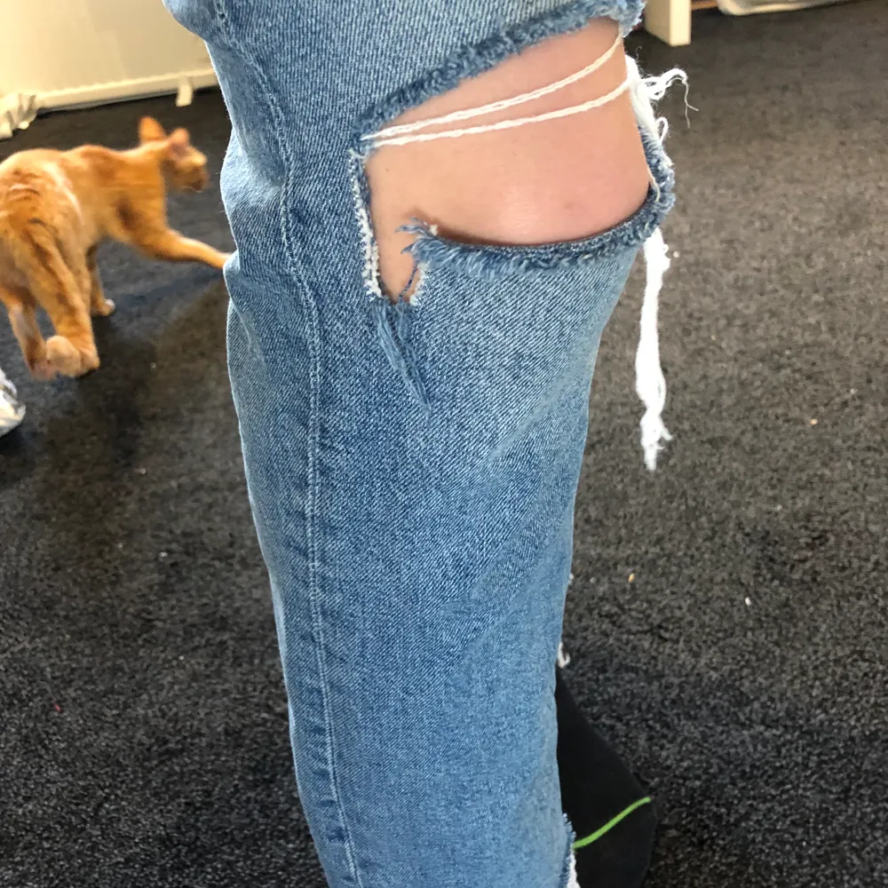 Supersnygga jeans från Karve. Tyvärr är hålet på knät upprivet, men det är inget som man lägger märke till direkt. Säljer pga att de är för korta för mig som är 177cm. Jeans & Byxor.