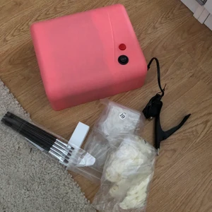 Nagelgrejer - UV-lampa, penslar, nageltippar vita och genomskinliga och en buffer. Köpte på mig för ville börja med naglar men orkade inte ta tag i det